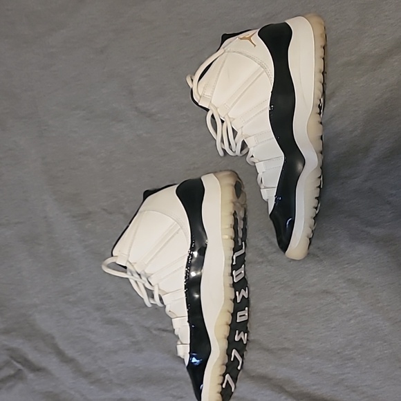 Nike Air Jordan 11s - Picture 4 of 9